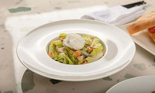 What are the benefits of cooking in bulk for maintaining a slim lifestyle?